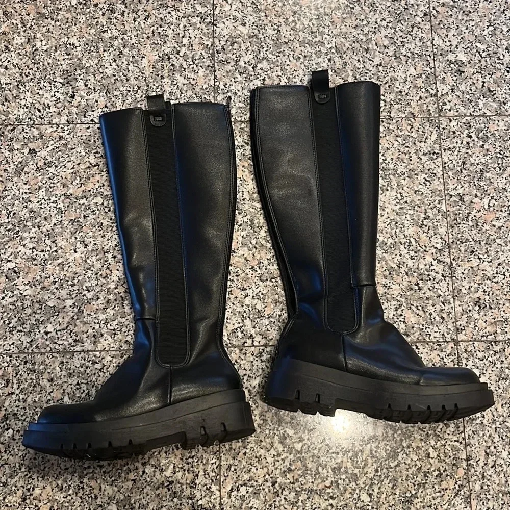 Black Boots size 7 great condition like new